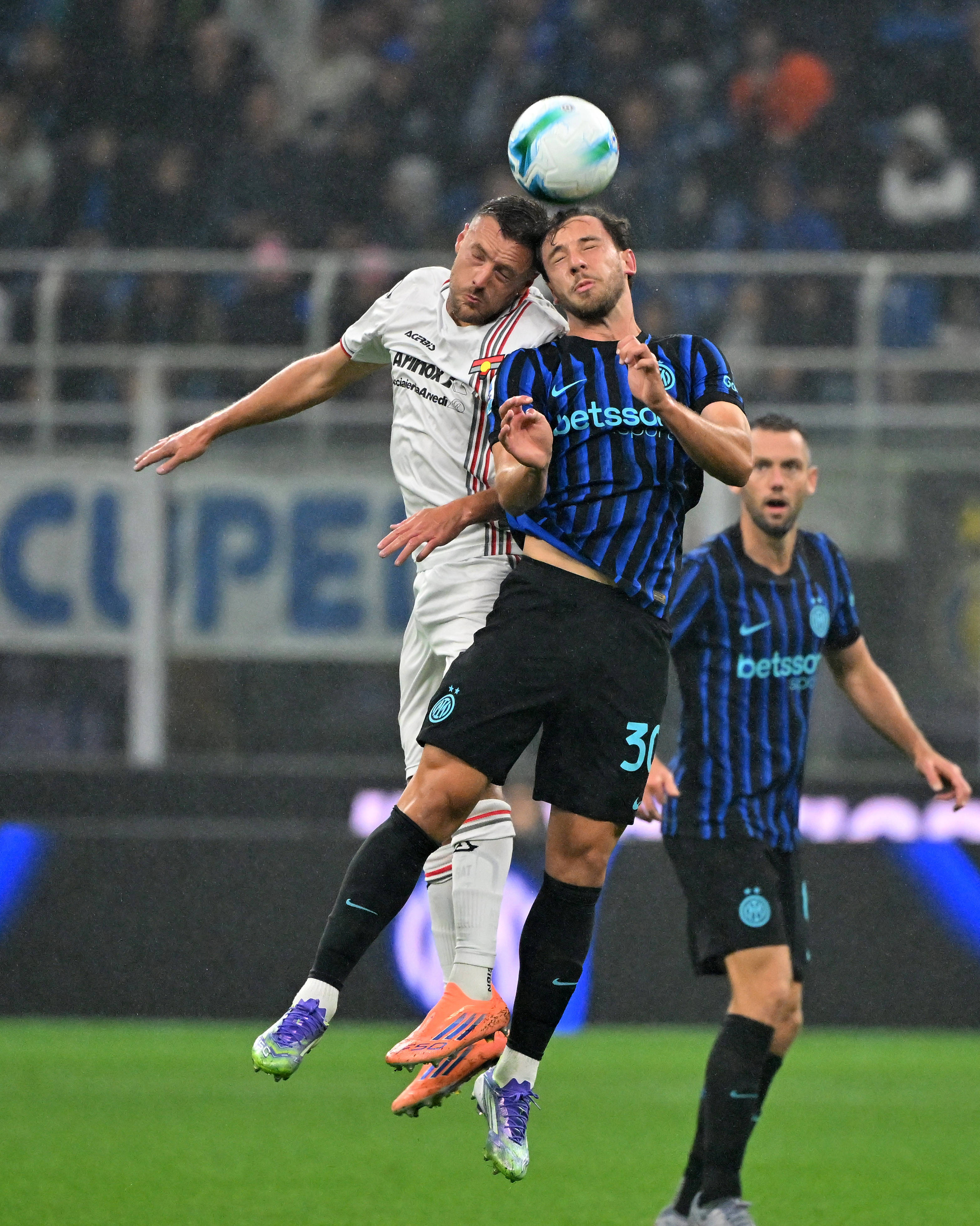 拜仁慕尼黑围绕意甲止住颓势冲刺阶段AC米兰调整名单以备意甲，现场解说直呼：巴塞罗那门线救险备战足总杯的简单介绍亚博体育平台